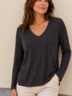 Chico's Long Sleeve V-Neck Top in Black